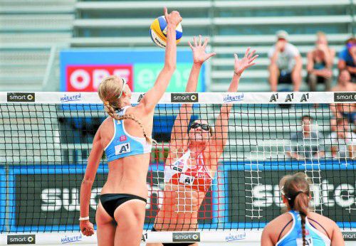 Blockversuch von Cornelia Rimser gegen Anastasia Barsuk – Österreichs Wildcard-Duo besiegte das russische Team 2:0.