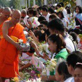Thailändische Mönche begehen Fastenzeit