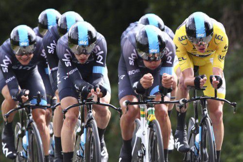 Chris Froome (l.) und das britische Sky Team wurden Zweiter im Teamzeitfahren. Foto: EPA