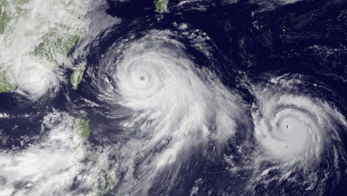Das Bild zeigt Sturm „Chan-Hom“ (r.) neben „Linfa“.  Foto: AP