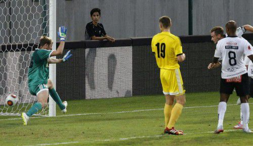 Das Tor für Dortmund – WAC-Kapitän Michael Sollbauer (rechts, verdeckt) köpfelt die Kärntner im EL-Quali-Heimspiel in Führung.