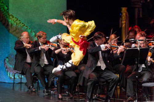 Dass es in „Turandot“ spektakuläre Tanz- und Akrobatikszenen gibt, davon konnte sich gestern Mittag auch das Publikum des offiziellen Eröffnungsaktes überzeugen.