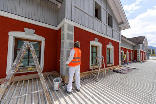 Dem ganzen Bahnhofsgebäude wird ein dunkelroter Anstrich verpasst.