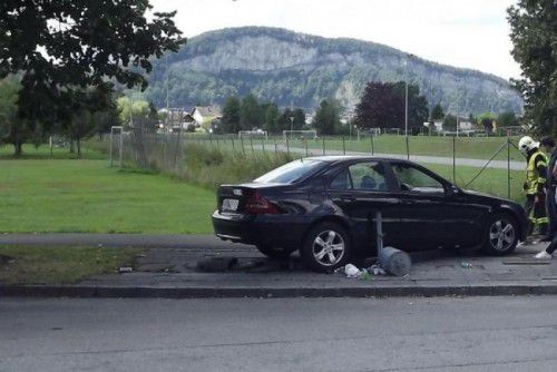 Der beschädigte Wagen, mit dem der junge Mann vor dem Möslestadion seine Freundin erfasst hatte.