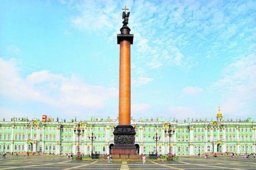 Der riesige Schlossplatz ist der wohl imposanteste Platz St. Petersburgs und eine der Hauptsehenswürdigkeiten der Stadt.
