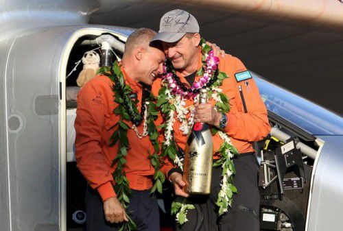 Die Abenteurer Bertrand Piccard (links) und André Borschberg feiern die erfolgreiche Landung in Hawaii. Foto: Reuters