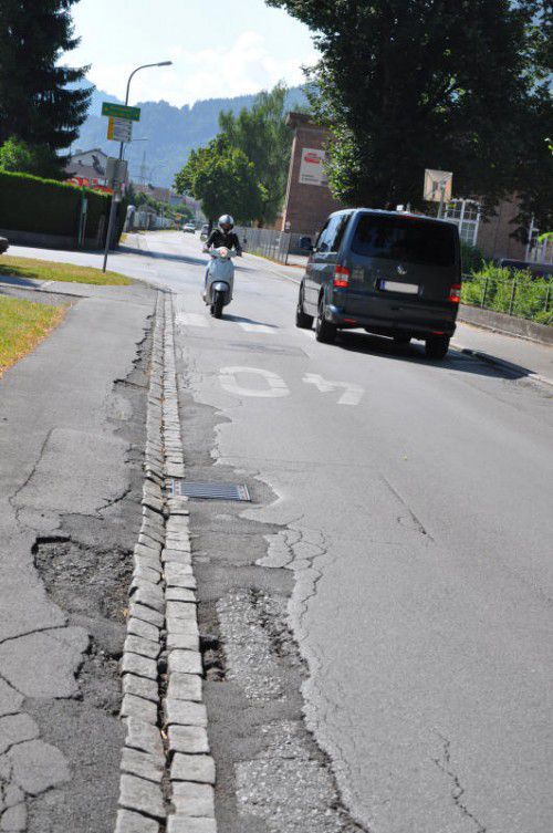 Die gesamte Oberfläche der Klaren­brunnstraße ist beschädigt.