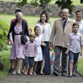 Königsfamilie posiert für traditionelles Foto