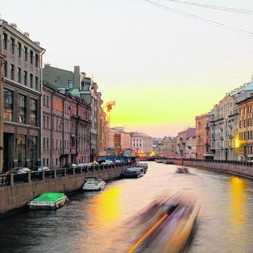 Die Newa prägt das Stadtbild von St. Petersburg.