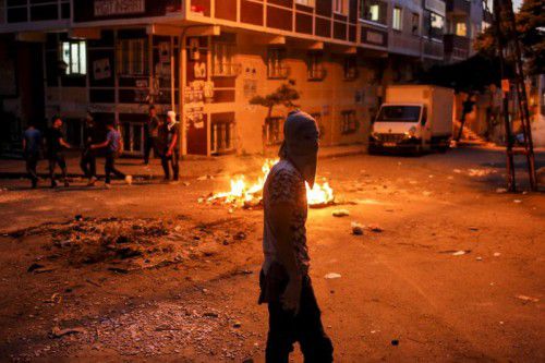 Die Proteste gegen die türkische Regierung und ihr Vorgehen gegen die PKK gingen in den Städten weiter. 