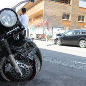 Motorrad rammt Auto frontal
