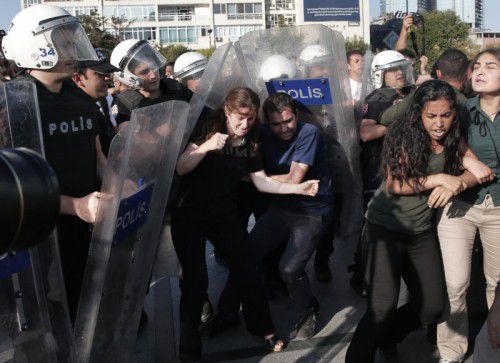 Die türkische Polizei geht wieder hart gegen Demonstranten vor.