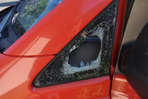 Die unbekannten Täter schlugen stets die Scheiben der geparkten Pkw ein.
