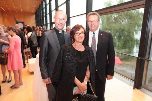 Dompfarrer Toni Faber (l.), Sissy und Komm.-Rat Werner Metzler.