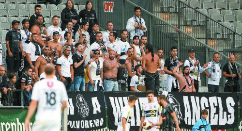 Ebenfalls schwarz-weiß, aber ruhiger: die portugiesischen Fans.