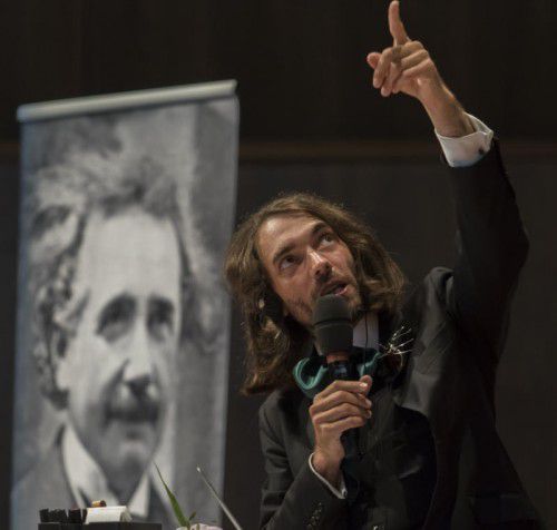 Ein Bild mit Symbolkraft: Cédric Villani vor dem Bild des großen Albert Einstein.