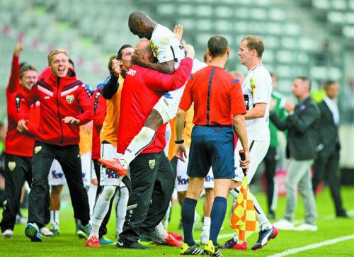 Ein ganz besonderer Torjubel. Nach dem Führungstreffer führte der Weg von Louis-Clement Ngwat-Mahop zu Masseur Martin Resch, der ihm ein Kopftor vorausgesagt hatte.