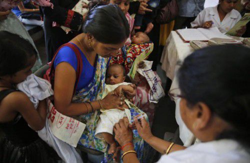 Ein indisches Baby wird von einer Ärztin gegen mehrere Krankheiten geimpft, unter anderem auch gegen Hepatitis B.