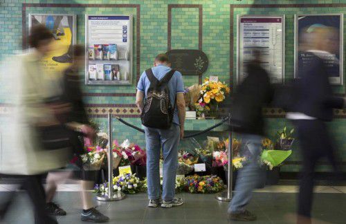 Ein Mann betrachtet die Blumengaben, die in der U-Bahn-Station Aldgate für die Opfer niedergelegt wurden.  Foto: Reuters