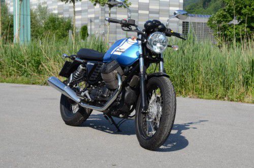 Eindruck: Die niedrige Sitzhöhe und das bescheidene Eigengewicht machen das Handling zu einem Kinderspiel. Was aussieht wie Metall, ist meistens auch Metall. Das ganze Motorrad wirkt solide verarbeitet, nichts wackelt oder scheppert, wie in guten alten Zeiten.
