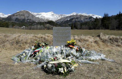 Eine Gedenkstätte im französischen Le Vernet erinnert an die 150 Todesopfer des Germanwings-Absturzes.