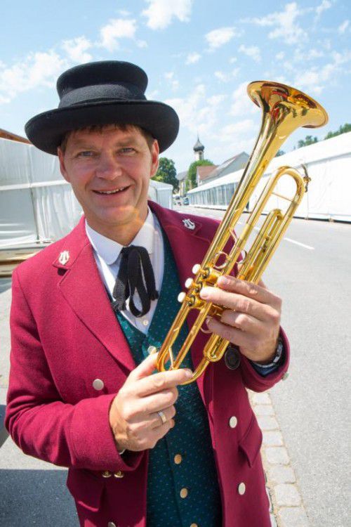 Elmar Dünser spielt mit Begeisterung Trompete. Seit drei Jahren leitet er den Musikverein Thüringerberg.    Foto: VN/Hartinger