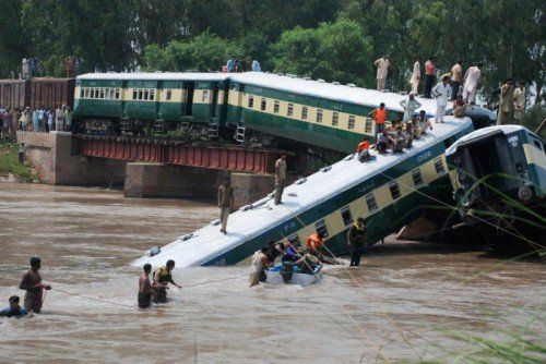 epaselect epa04827576 Security officials rescue passengers after a train dreailed into a Canal near Gujranwala, 80 kilometers north of Lahore, Pakistan, 02 July 2015. According to local reports five people have been killed and 200 injured in the incident. EPA/KHURRAM KHAN