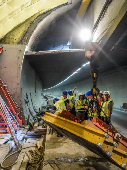 Fluchtwege werden im Zuluftkanal über der Fahrbahn errichtet.