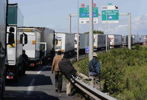 Flüchtlinge versuchen, per Lkw durch den Tunnel zu kommen.