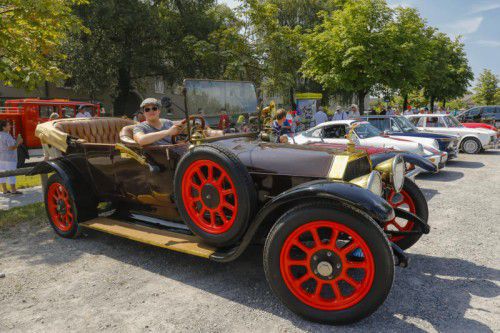 Fotos vom Start in Hard, von der Fahrt selbst und vom Zielort in Rankweil (Gasthaus Taube) Ma hilft, Oldtimerfahrt