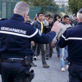Migranten spielen Katz und Maus mit Polizei