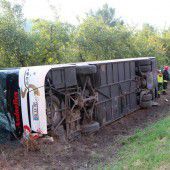 Reisebusse mit Schülern verunglückt