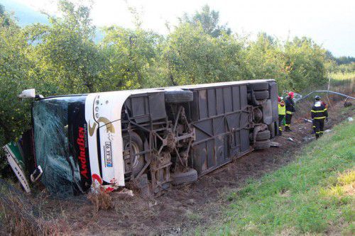 Glück im Unglück: Die Schüler des umgekippten Busses kamen mit leichten Verletzungen davon. Foto: AP