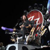 Grohl performte auf einem Thron