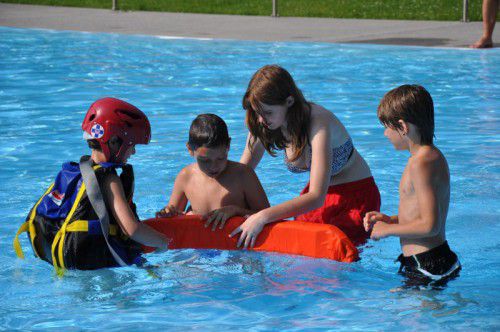 Im Rahmen der Aktion „Baderatte“ wird den Kindern richtiges Verhalten im Wasser vermittelt.