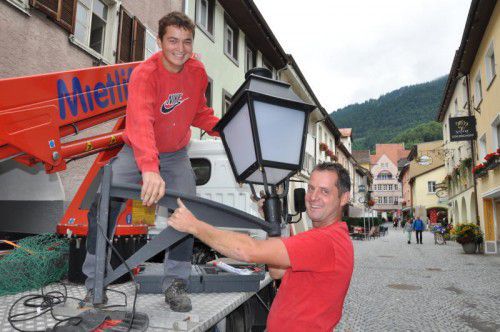 Im Städtle werden derzeit neue Straßenlampen montiert.