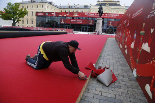 In St. Petersburg laufen die letzten Vorbereitungen für die heutige Auslosung zur Fußball-WM 2018 in Russland.