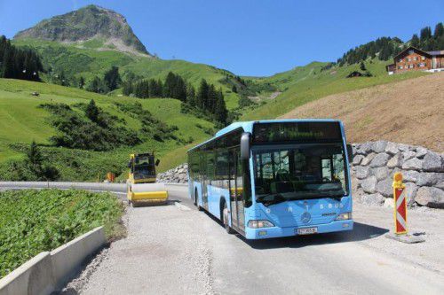 In Warth wird derzeit ein neuer Gehsteig errichtet.