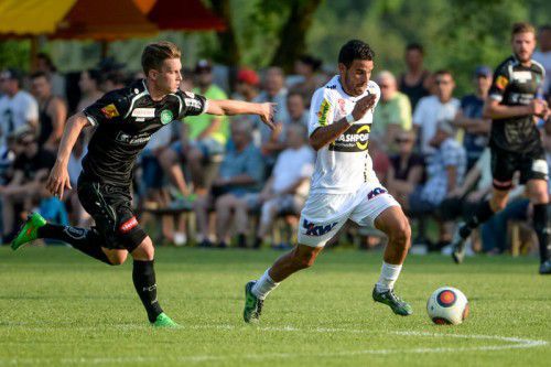 Juan Barrera (re.), Altachs Neuzugang aus Nicaragua, deutete im Testspiel gegen St. Gallen phasenweise seine Schnelligkeit an. Foto: gepa