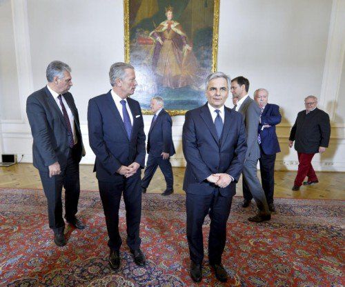 Kanzler Faymann (SPÖ, r.) und sein Vize Mitterlehner (ÖVP) präsentierten am 12. März erstmals Eckpunkte des Verhandlungsergebnisses.  APA