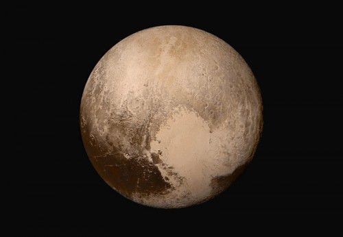 Komplexe Kohlenwasserstoffe geben dem Pluto offenbar die rötliche Färbung.