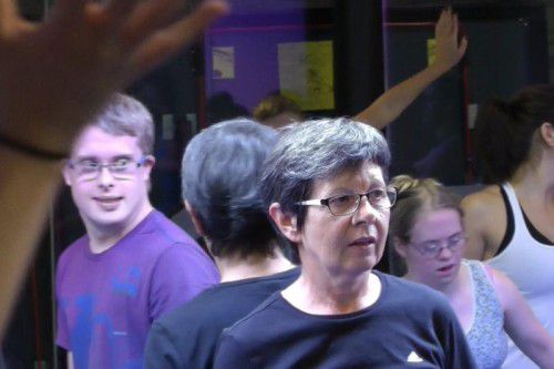 Liba Selner trainiert die Tänzer des Tanzhaus Hohenems für die Aufführung bei der Gymnaestrada 2015 in Finnland. FOTO: SELNER  