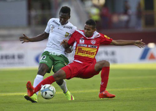 Lieferten sich heiße Duelle auf der Seite, Austrias Jodel Dossou (links) und Kapfenbergs Victor João Sa Santos.