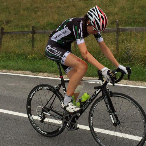 Melanie Amann versucht, nach einem Trainingssturz rechtzeitig wieder fit für die Junioren-EM in Estland zu werden.