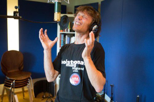 Ossi Weber ist Musiker mit Leib und Seele. Seit Anfang des Jahres bereichert er die „Holstuonar“.  Foto: VN/Hartinger