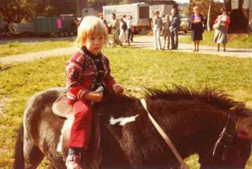 Pferdeliebhaberin. Bereits als kleines Mädchen fest im Sattel: Scheffknecht als Fünfjährige auf dem Rücken eines Ponys.