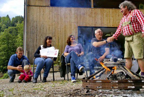 Reinhold Fromm begrüßt Airbnb-Gäste aus Brasilien vor seiner Ferienhütte in Hittisau.