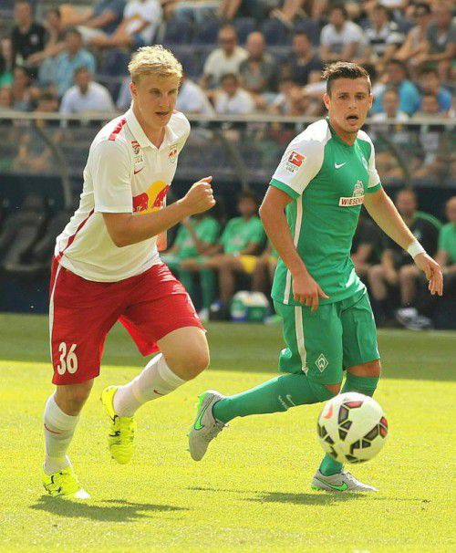 Salzburgs Hinteregger (l.) gegen Bremens Junuzovic. Foto: gepa