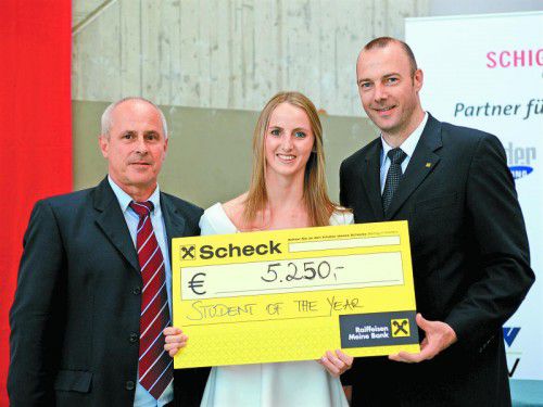 Scheck für Nina Ortlieb: Stams-Direktor Arno Staud­acher (l.) und Mag. Christian Bevelander (Raiffeisen).