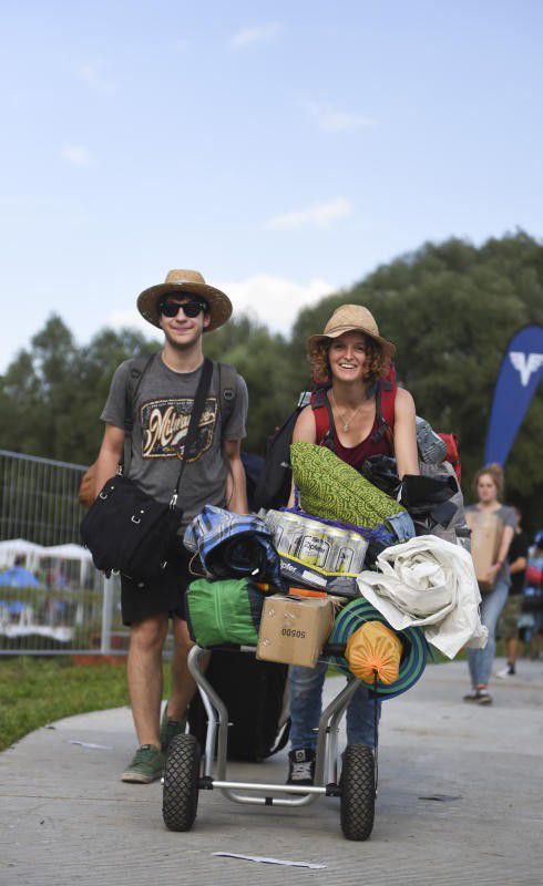 Schwer bepackt pilgerten die Festivalfans auf das sechs Hektar große Festival-Areal.
